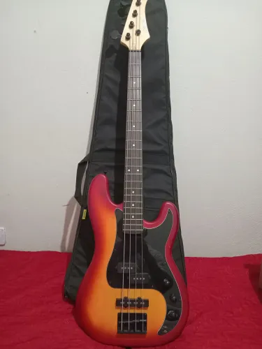 Baixo de 4 cordas passivo strinberg