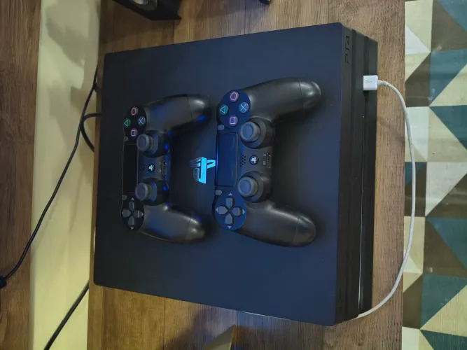PS4 PRO - 1tb - Destravado - 2 controles