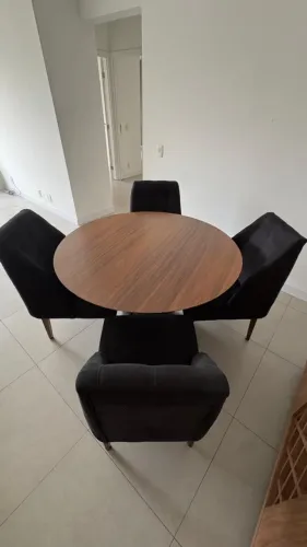 Mesa de jantar redonda c/ 4 cadeiras
