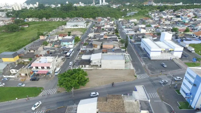 Terreno de frente para avenida duas esquinas
