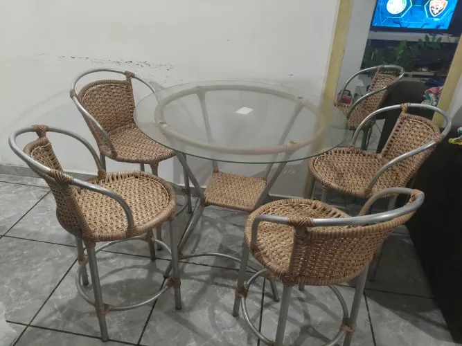 Mesa de vidro com inox