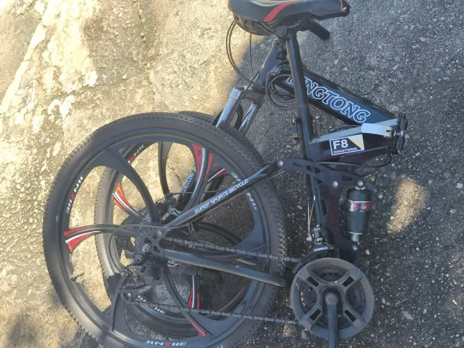 Vendo bike aro 26 importada e dobrável, amortecedor central e freios a disco nas rodas.