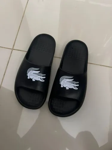 Slid Lacoste muito confortável