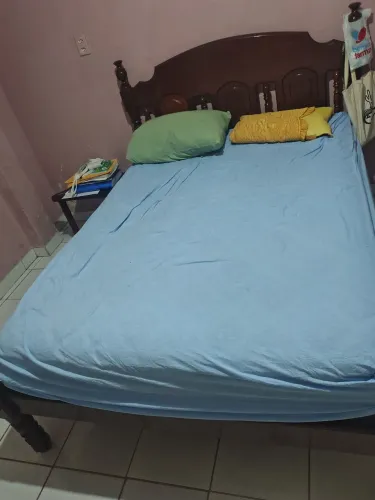 Cama de madeira maciça com colchão de molas
