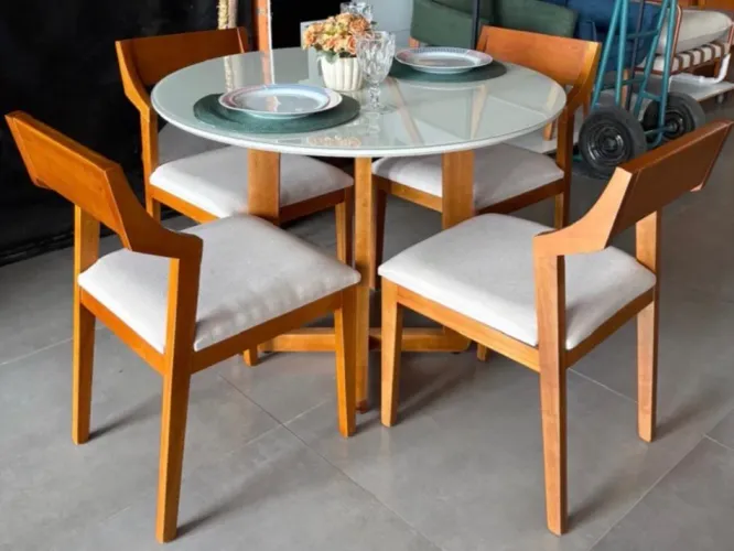 Mesa de Jantar Redonda 4 Lugares Em Madeira Pronta Entrega