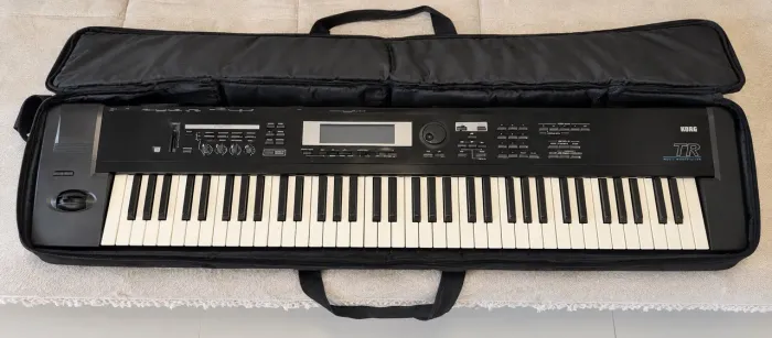 Teclado Korg TR76 Workstation + bolsa, fonte e pedal