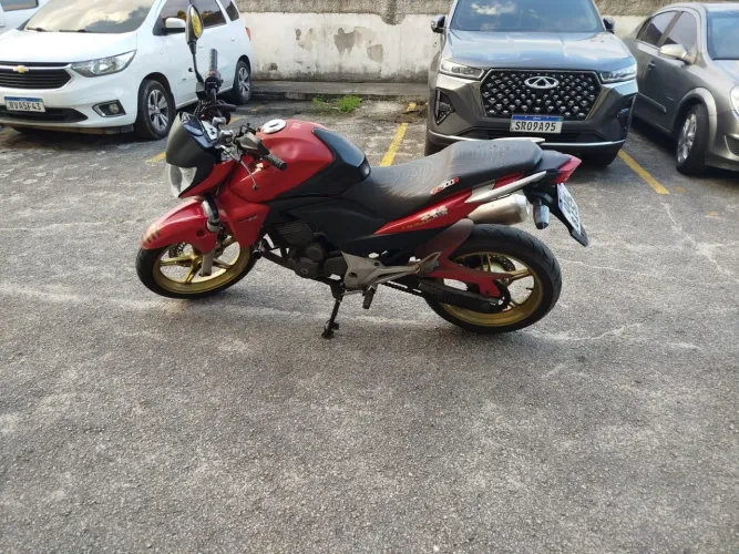 Cb 300 vermelha 2012