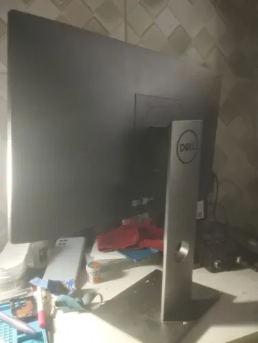 Vendo monitor Dell com pé regulado funcionando perfeitamente