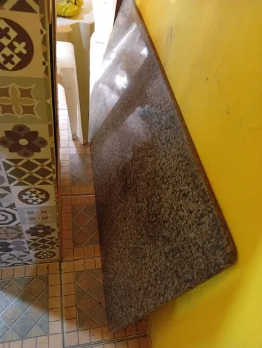 Conjunto de Móveis Usados em Bom Estado - Guarda-Roupas, Armário de Cozinha, Mesa e Mais