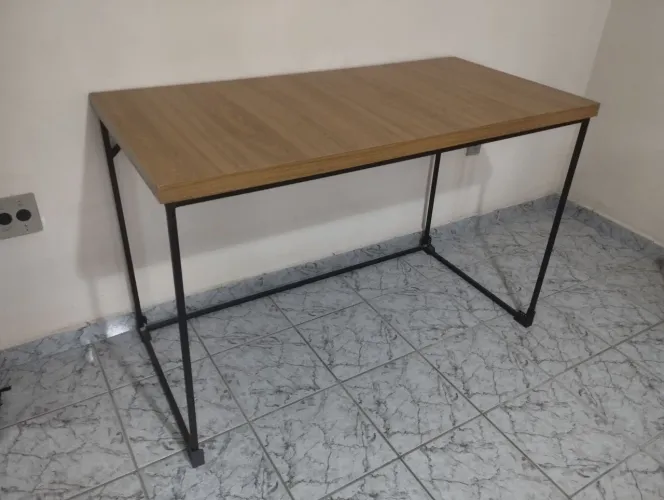 Mesa de metalon e MDF estilo industrial