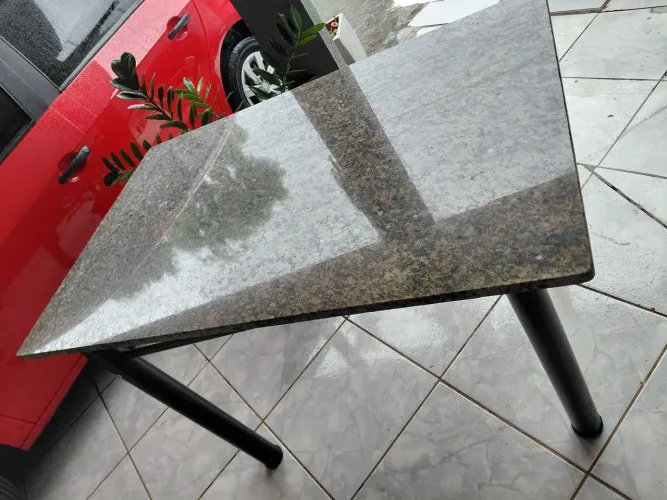 Mesa mármore sem cadeiras 350,00 