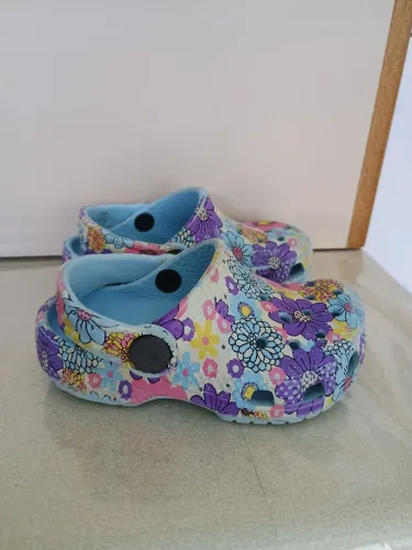 Sandália crocs infantil semi nova