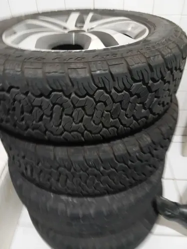 Vendo rodas da Fiat toro estado de novo 2 pneus novos.