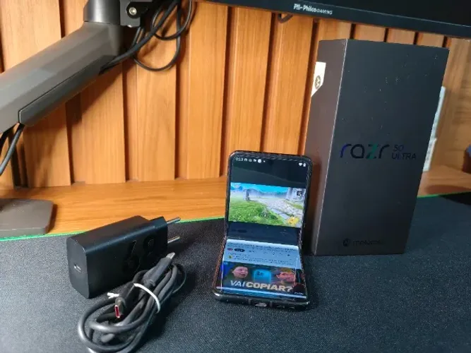Razr 50 Ultra - 512 gb - 12 gb RAM - Carregador 68 watts