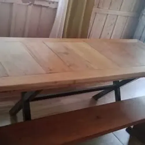 Mesa em madeira maciça