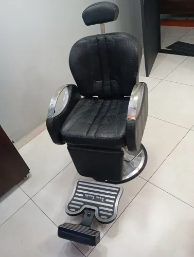 Cadeira de barbeiro semi nova ! Pra ir embora super desconto!