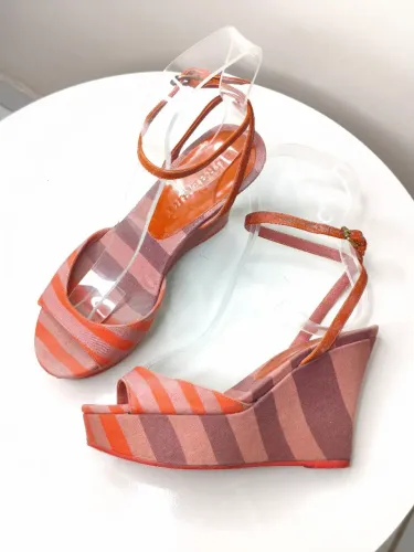 Sandália plataforma Burberry estampada listras Tam 34/35