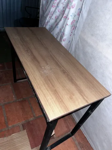 Mesa madeira e 2 cadeiras madeira antiga