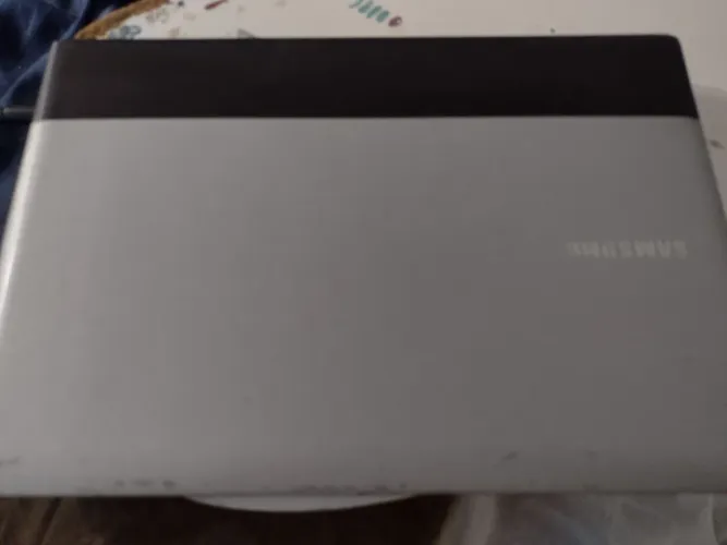 Notebook Samsung AMD E-300 300GB de HD, carregador novo, Windows 10, bateria viciada