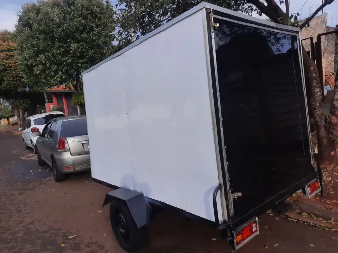 Vende-se carretinha baú