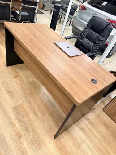 Mesa para escritório 1.5m x 0.60 c/ gavetas