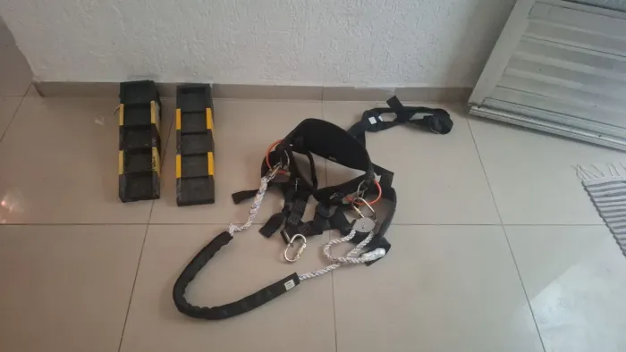 Cinto paraquedista e nivelador de escada