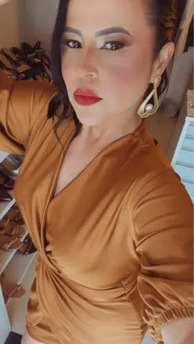 Vestido caramelo com decote e drapeado