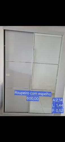Roupeiro com espelho