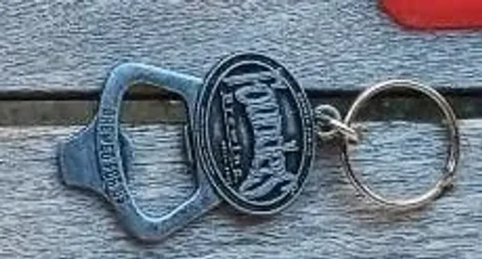 Abridor garrafa chaveiro Cervejaria Founders em metal alto-relevo oficial importado USA