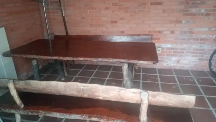 Mesa para churrasco em madeira maciça