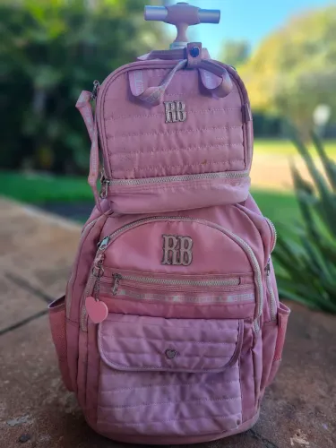 Vende -se kit de lancheira e mochila com roda da rebeca bombom 230.00 usada 