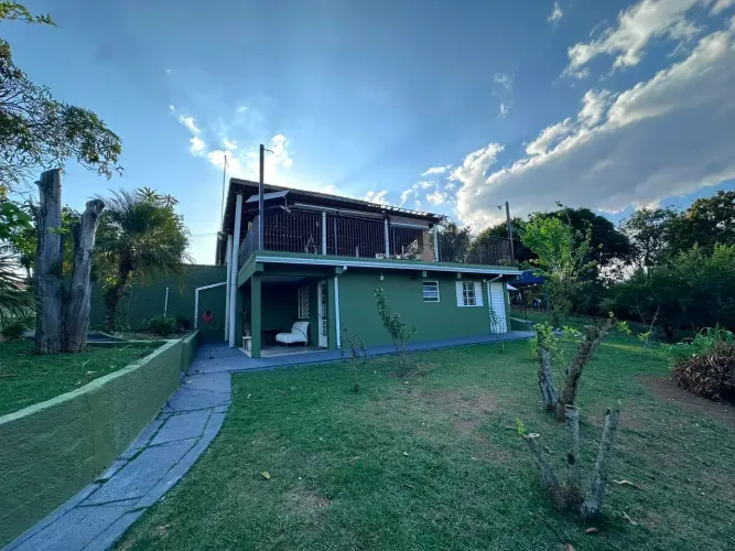 Sítio amplo, com aproximadamente 14.000 m², muita área verde, recursos hídricos e uma estr