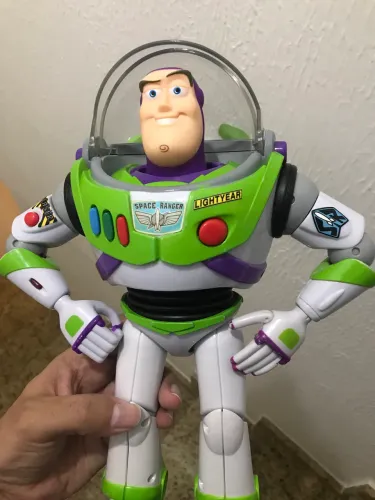 Boneco Buzz Lightyear em PORTUGUÊS 