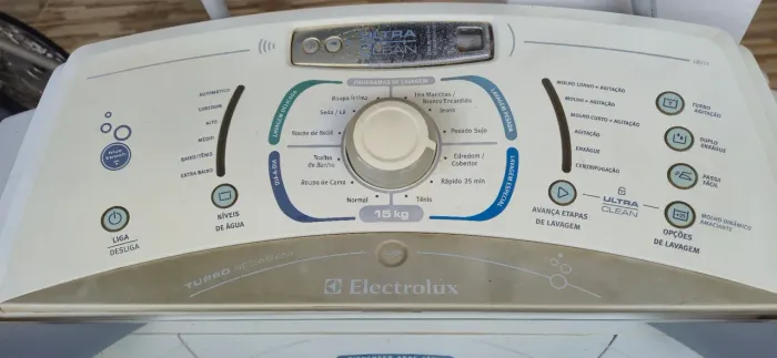 Máquina de lavar roupa. Está ótima pega 15 kilos de roupa só não está centrifugando.