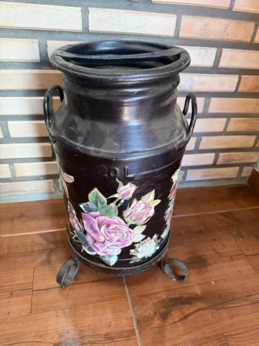 Latinha de leite antiga com suporte ( só decoração)