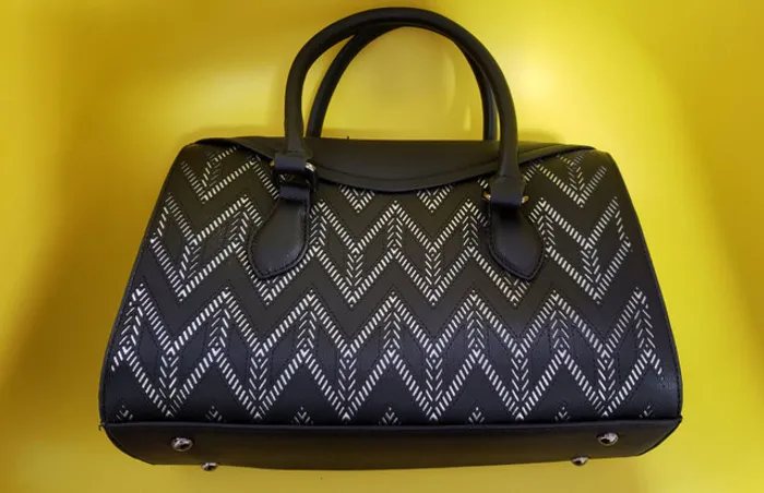 Bolsa de mão feminina Preto e prata.