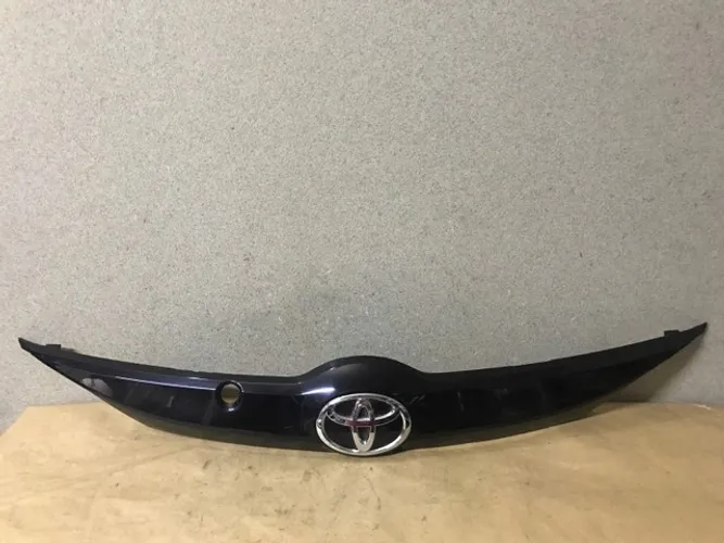 Moldura tampa traseira Toyota Yaris hatch