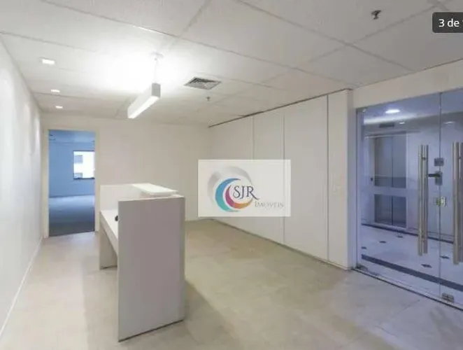 Sala comercial de 370 m² com 12 vagas de garagem, piso elevado com carpete, ar condicionad