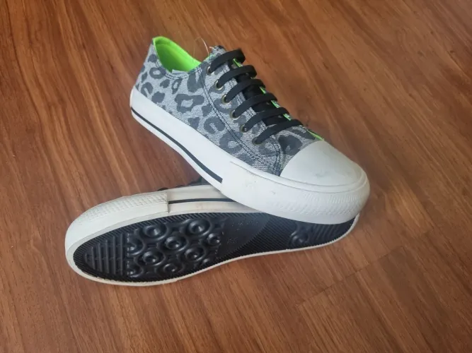 Tênis super star cinza com onça 