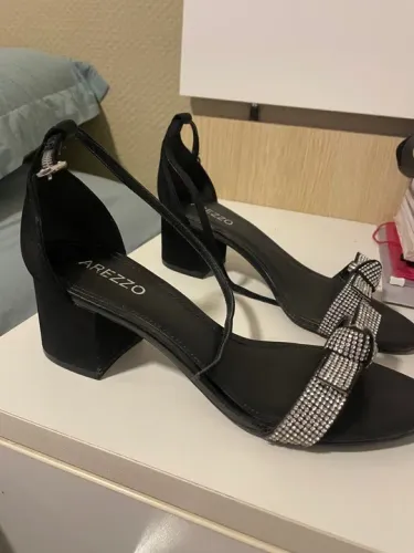 Sandália Arezzo salto bloco baixo