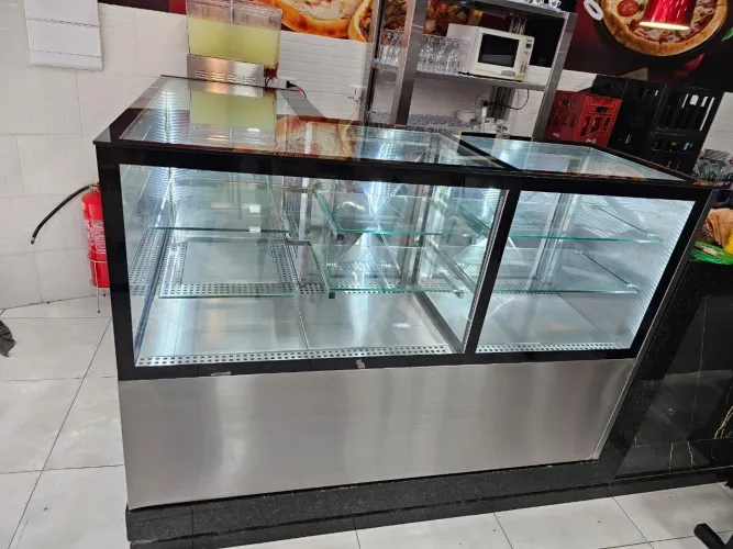 Expositoras inox em L conjugada, fabricamos sob medida em curto prazo 