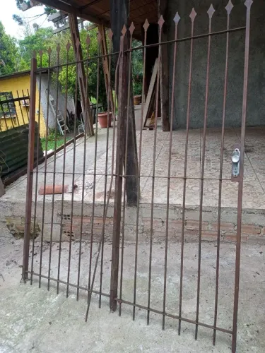 Portão x grade fixa