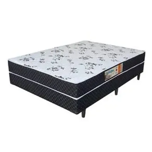 uma cama box de casal