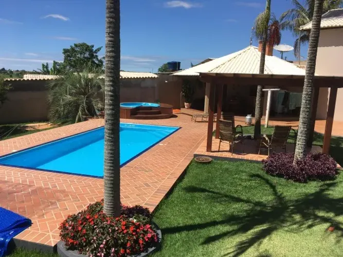 Ana: Piscina Grande de 8 metros com escadas ao canto
