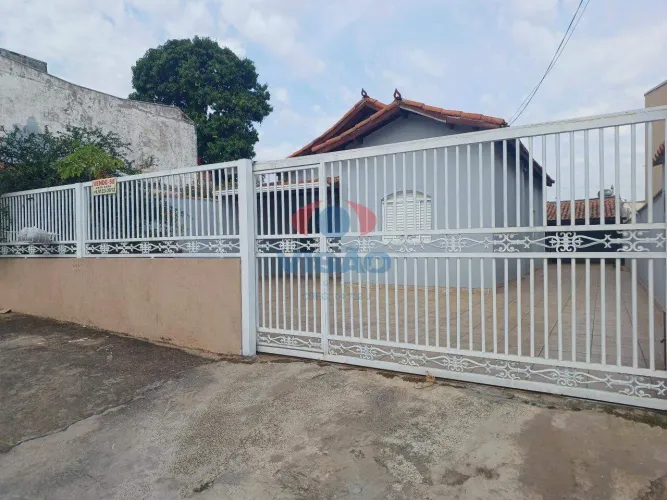 Casa a venda construída em terreno de 250m2 com 03 dormitórios no Jardim Morada do Sol em 
