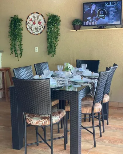 Mesa de jantar em fibra com 6 cadeiras 