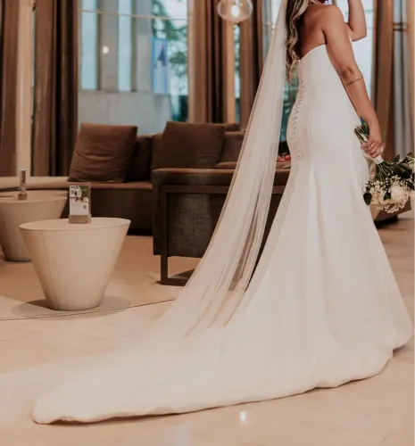 Vestido de Noiva Elegante com Véu Longo