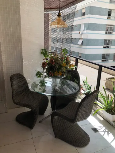 Conjunto de mesa e cadeiras de junco
