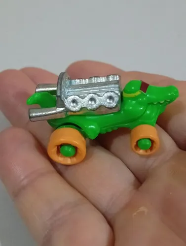 Miniatura carro verde K99 N21 de 1999 coleção Kinder Ovo 