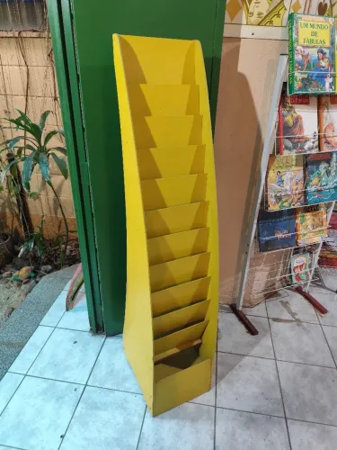 Expositor/estante de Revistas e Livros Amarelo